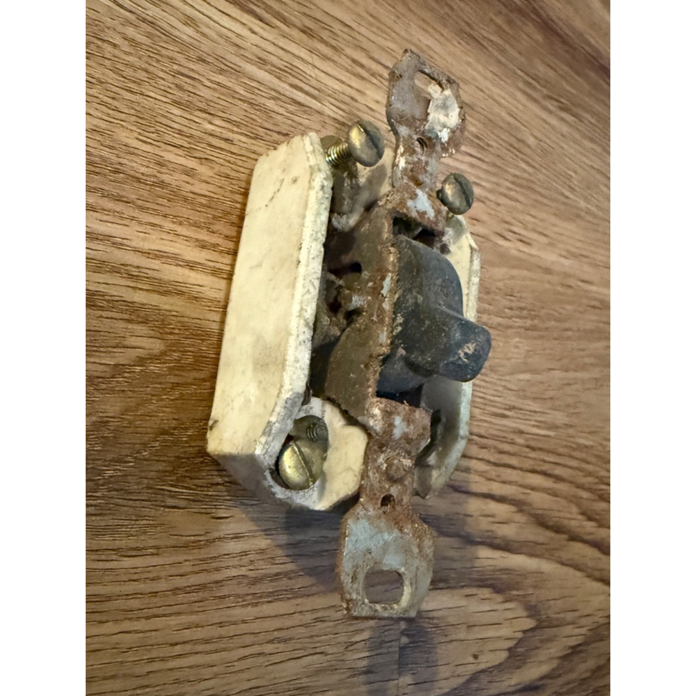 💡 ANTIQUE Porcelain Light Switch – Early Electrical Hardware – 3.75” x 1.75” - Picture 4 of 4